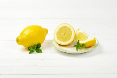 Tam ve dilimlenmiş limon.