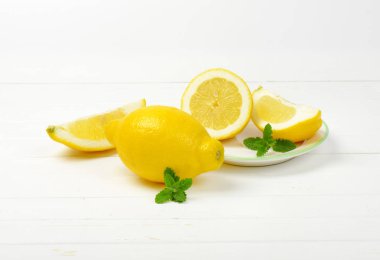 Tam ve dilimlenmiş limon.