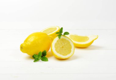 Tam ve dilimlenmiş limon.