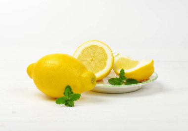 Tam ve dilimlenmiş limon.