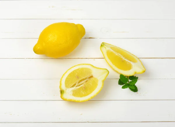 Hela och skivade citroner — Stockfoto