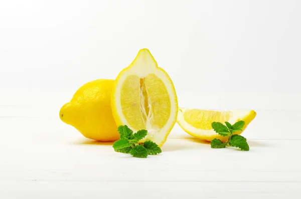 Limoni interi e tagliati a fette — Foto Stock