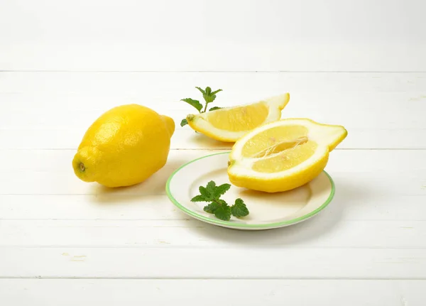 Tam ve dilimlenmiş limon. — Stok fotoğraf
