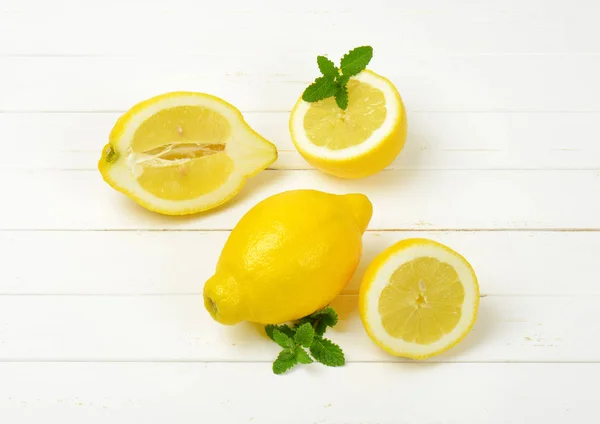 Citrons entiers et coupés en deux — Photo