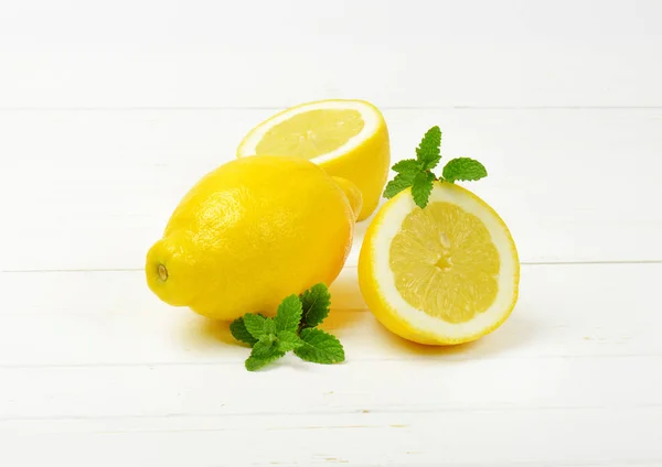 Hela och halva citroner — Stockfoto