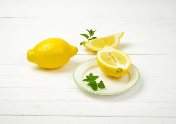 Citrons entiers et tranchés — Photo