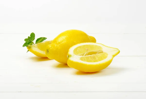 Limoni interi e tagliati a fette — Foto Stock