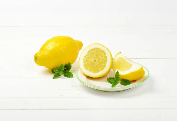 Citrons entiers et tranchés — Photo