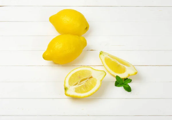 Egész és szeletelt citrom — Stock Fotó