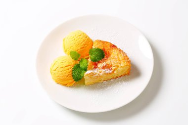 Danimarkalı elma pasta ve dondurma