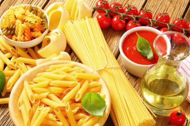 karışık makarna, domates passata ve zeytin yağı