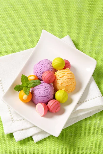 Fruit-flavored ice cream and pralines