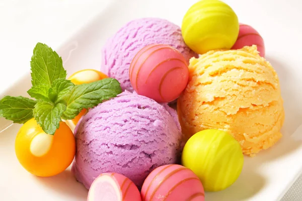 フルーツ風味のアイスクリームとプラリネ — ストック写真