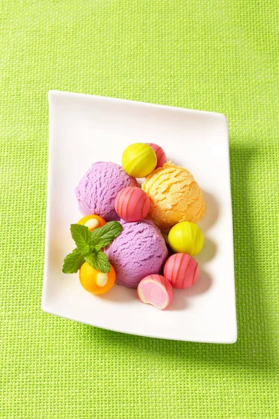 Fruit-flavored ice cream and pralines — Stock Photo, Image