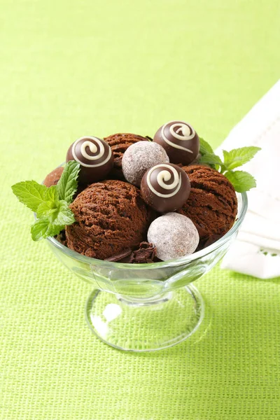 초콜릿 아이스크림와 쿠 페에 트 뤼 플 — 스톡 사진