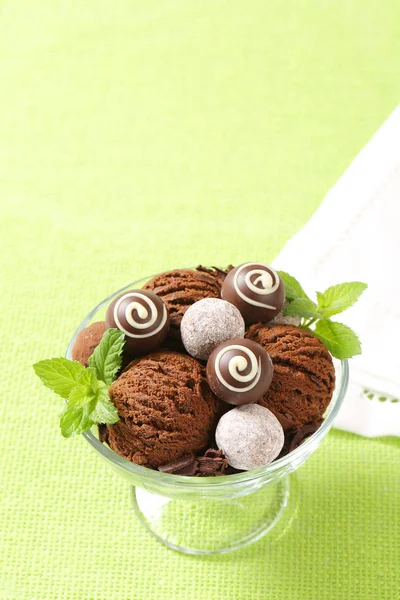 Chocolade-ijs en truffels in een coupe — Stockfoto
