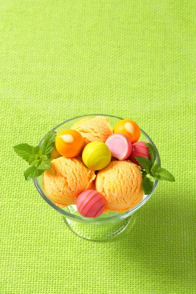 Παγωτό με γεύση φρούτων και πραλίνες — Φωτογραφία Αρχείου