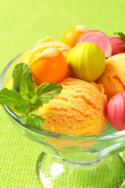 Fruit-flavored ice cream and pralines — Stock Photo, Image