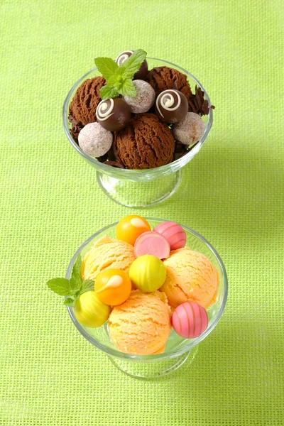 Ice cream kupé s čokoládové pralinky a ovoce ochucený pral — Stock fotografie