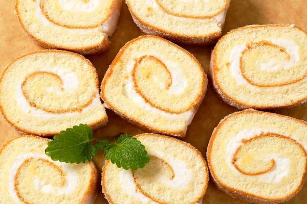 Segmenten van de Creme Swiss roll — Stockfoto