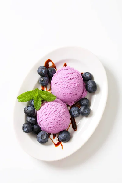 蓝莓冰淇淋和水果 — 图库照片