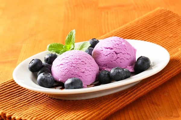 Helado de arándanos y fruta — Foto de Stock