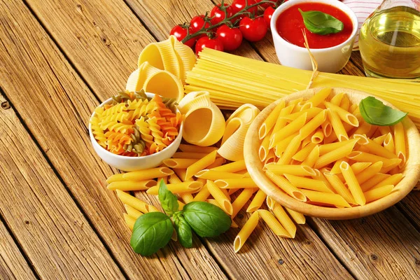 Diverse pasta, tomat passerade tomater och olivolja — Stockfoto