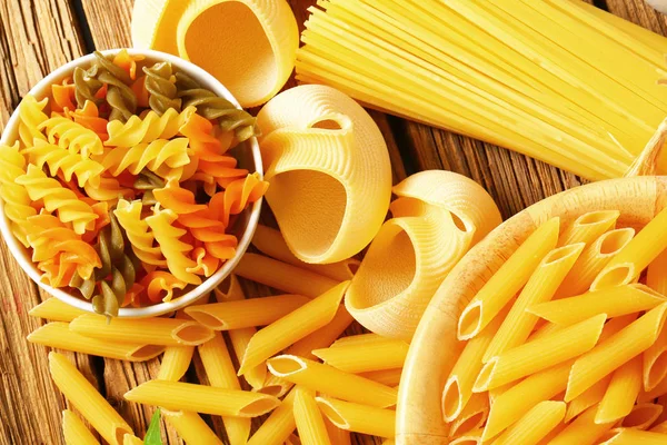 Verschillende soorten gedroogde pasta — Stockfoto