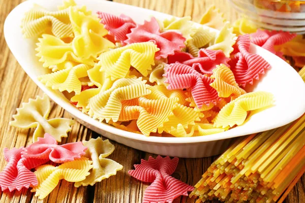 Pajarita coloreada pasta —  Fotos de Stock