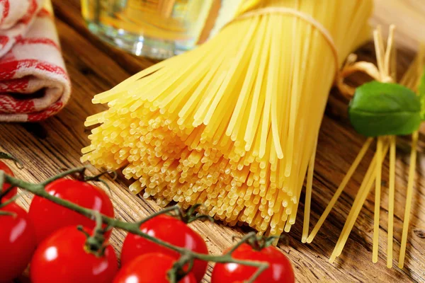 Bunt av torkad spagetti — Stockfoto