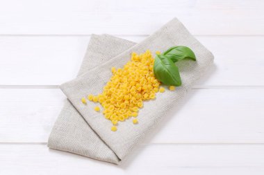 küçük makarna kabukları