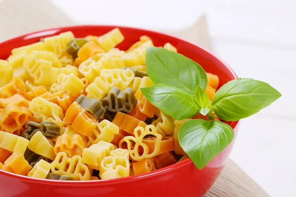Ruwe gekleurde pasta — Stockfoto