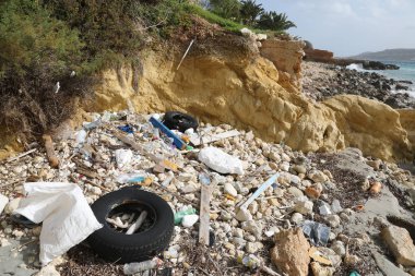 Çöp ve deniz kıyısında eski lastikler