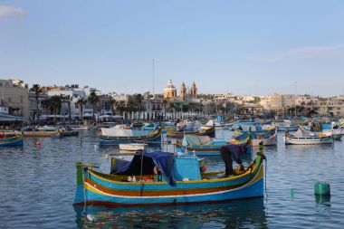 MARSAXLOKK Harbour geleneksel balıkçı tekneleri (Luzzus), Malta ile