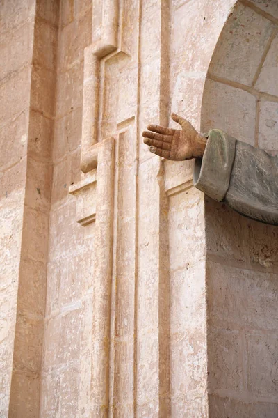 Hand gestrekt vanuit gebogen venster — Stockfoto