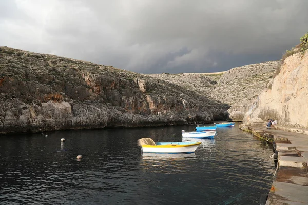 Prázdné lodě v zátoce na Maltě — Stock fotografie