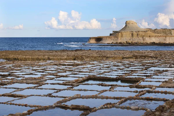 Soli odpařováním rybníky, malta — Stock fotografie