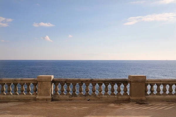 Pohled na moře z terasy nebo promenáda — Stock fotografie
