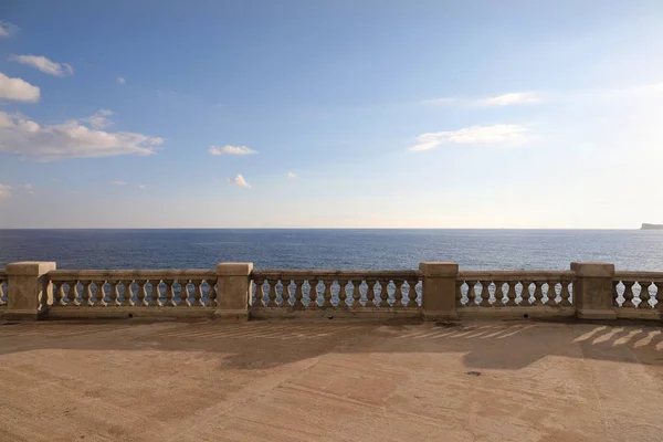 Vista do mar a partir de um terraço ou passeio marítimo — Fotografia de Stock