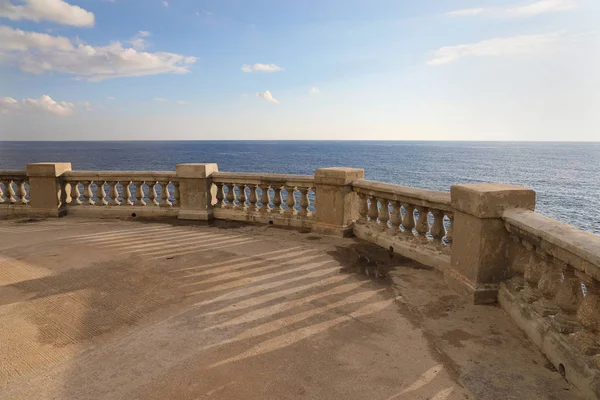Vista al mar desde una terraza o paseo marítimo —  Fotos de Stock