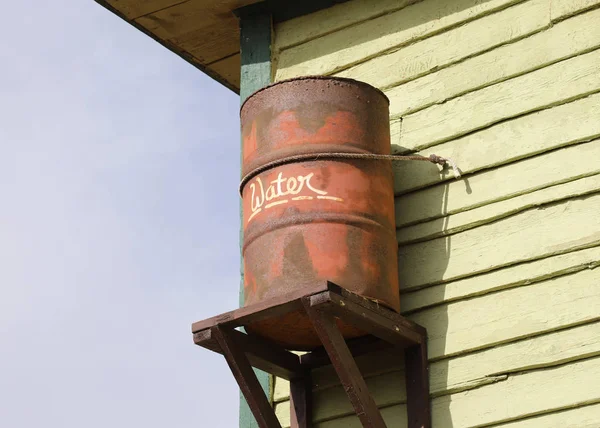 Velho barril enferrujado para água da chuva — Fotografia de Stock