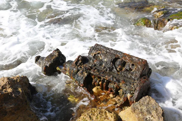 Ferro corroído no litoral — Fotografia de Stock