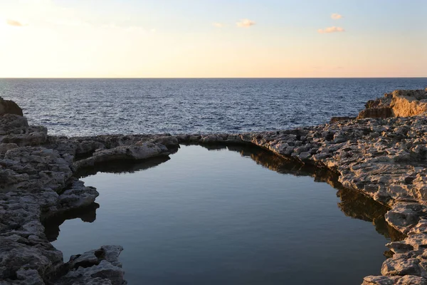 Vue sur la mer depuis le littoral maltais — Photo