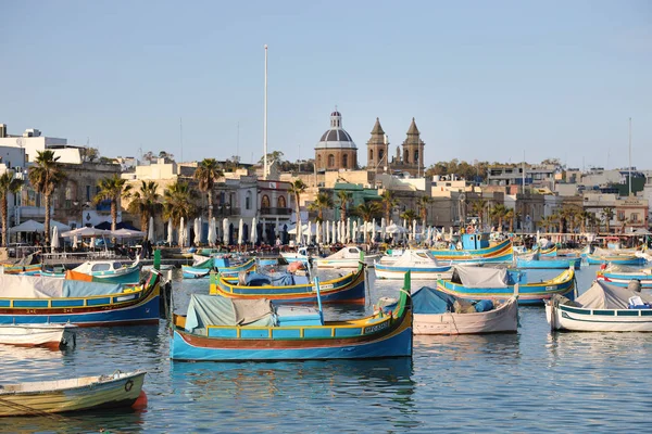 Port de Marsaxlokk avec bateaux de pêche traditionnels (Luzzus), Malte — Photo