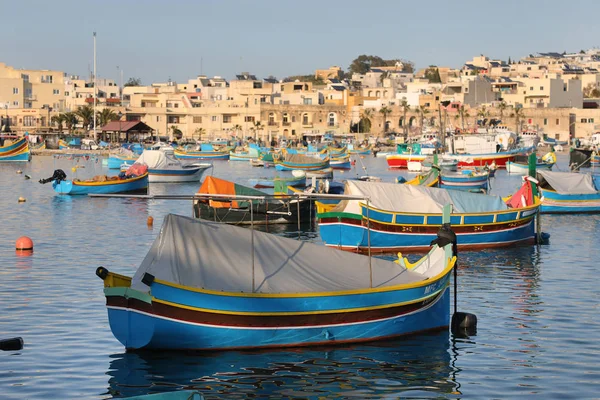 Puerto de Marsaxlokk con barcos de pesca tradicionales (Luzzus), Malta — Foto de Stock