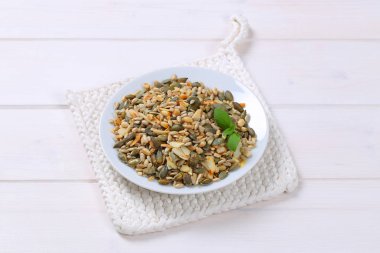 Salata veya çorba için tohum karışımı