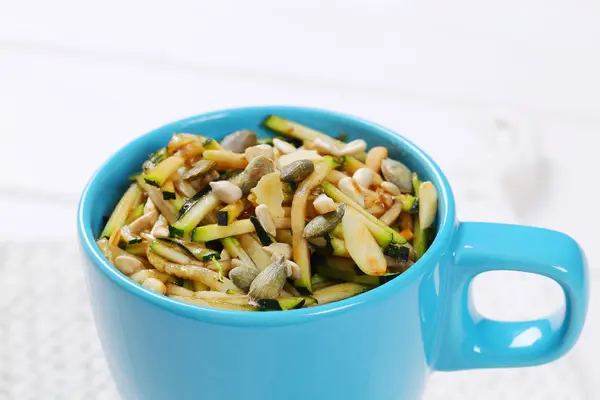 Courgette salade met zaden — Stockfoto