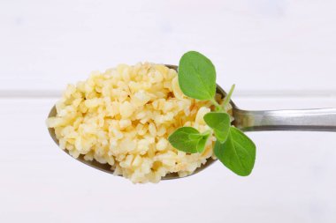 Bütün kabuğu çıkarılmış tane pişmiş