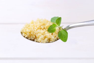 Bütün kabuğu çıkarılmış tane pişmiş