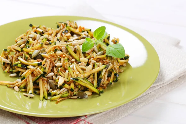 Courgette salade met zaden — Stockfoto